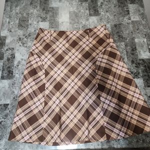 Jones Wear stretch Brown Pink Plaid A line mid length Skirt Perfect for FALL